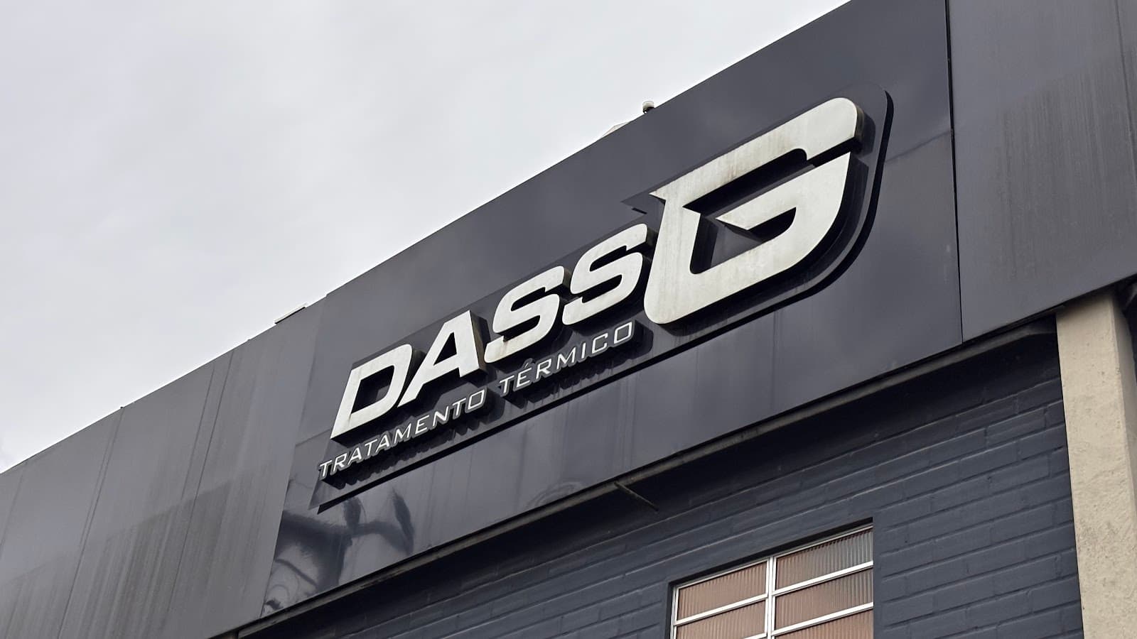Placa da DASSG TÊMPERA na fachada